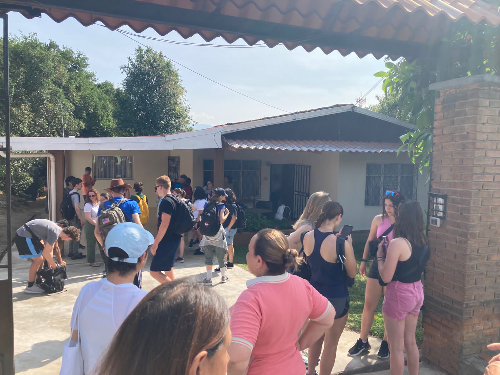 Grupo de visitantes en la entrada de la casa museo